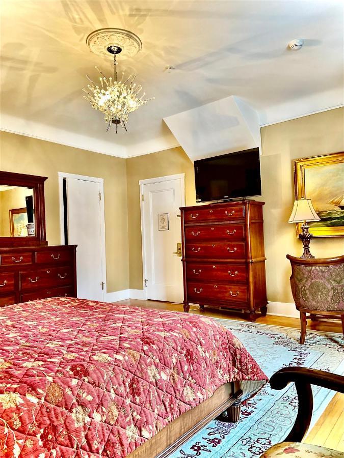 Monroe House Executive Guest Suites Сент-Джонс Экстерьер фото