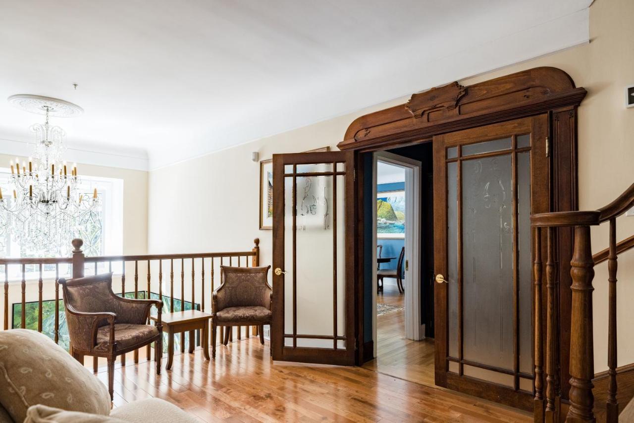 Monroe House Executive Guest Suites Сент-Джонс Экстерьер фото